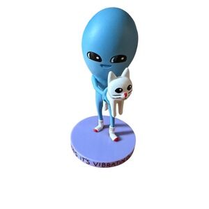 Strange Planet It's Vibrating vinyl figure alien holding cat‎ humor